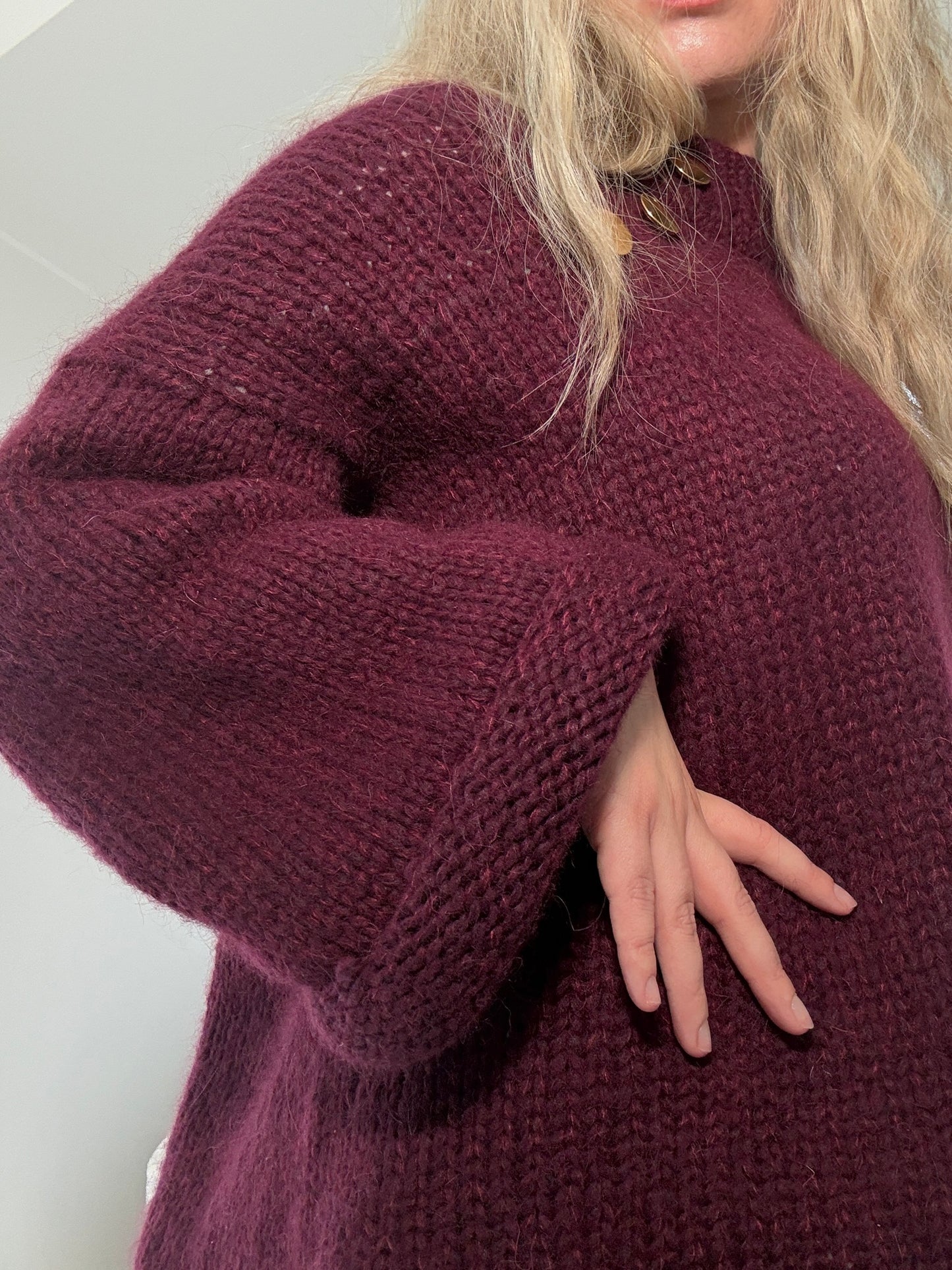 Basic B – Oversized enkel strikkegenser med gullknapper