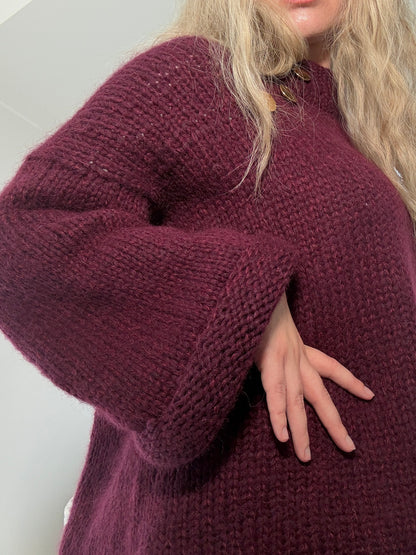 Basic B – Oversized enkel strikkegenser med gullknapper