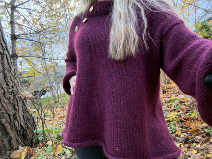Basic B – Oversized enkel strikkegenser med gullknapper