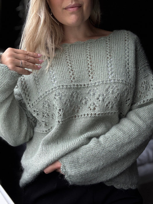 Eldora Sweater – Feminin strikk med blonder og heklekant