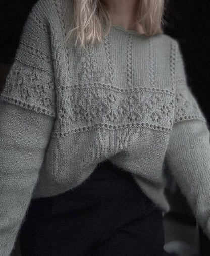Eldora Sweater – Feminin strikk med blonder og heklekant