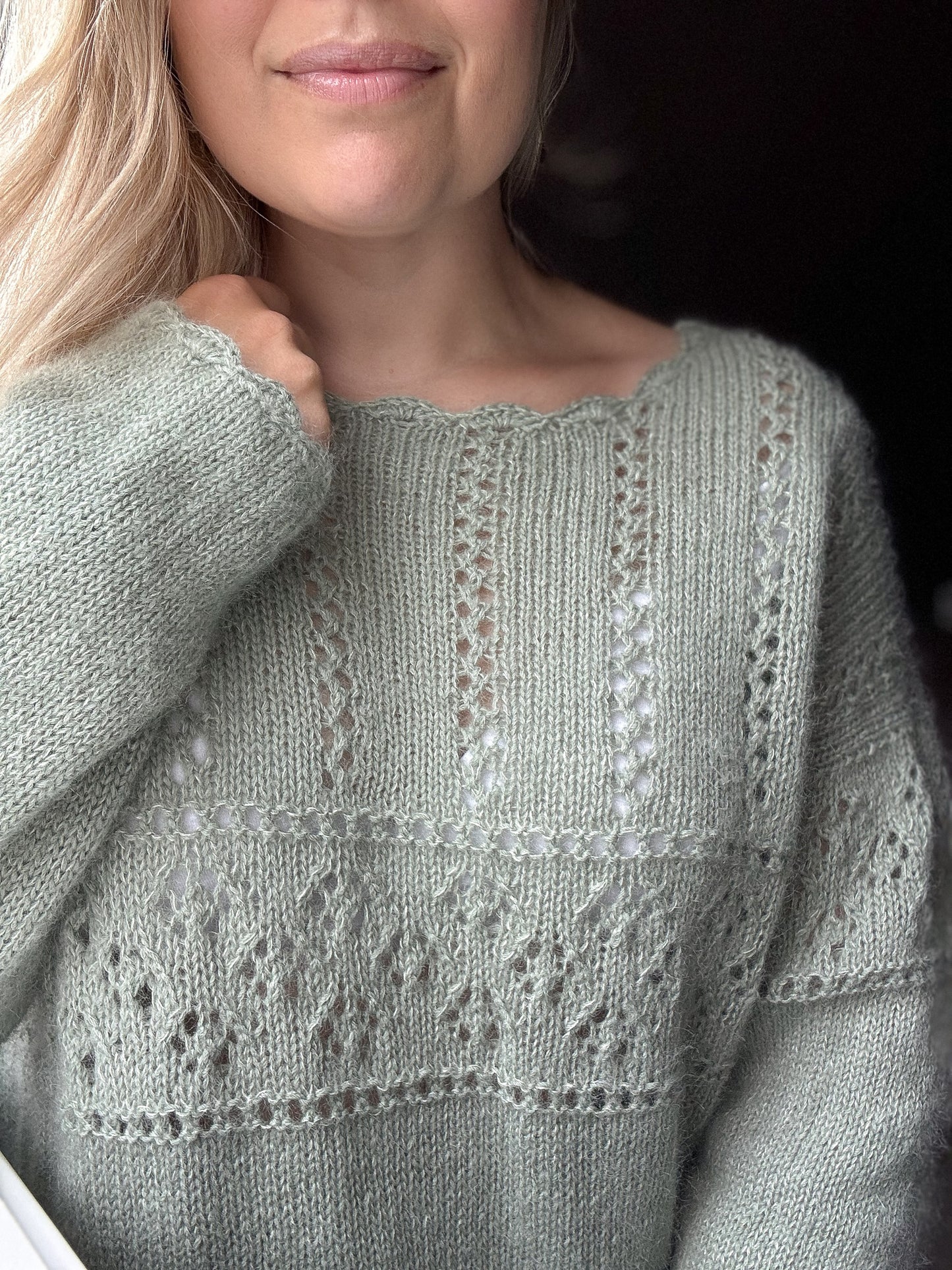 Eldora Sweater – Feminin strikk med blonder og heklekant