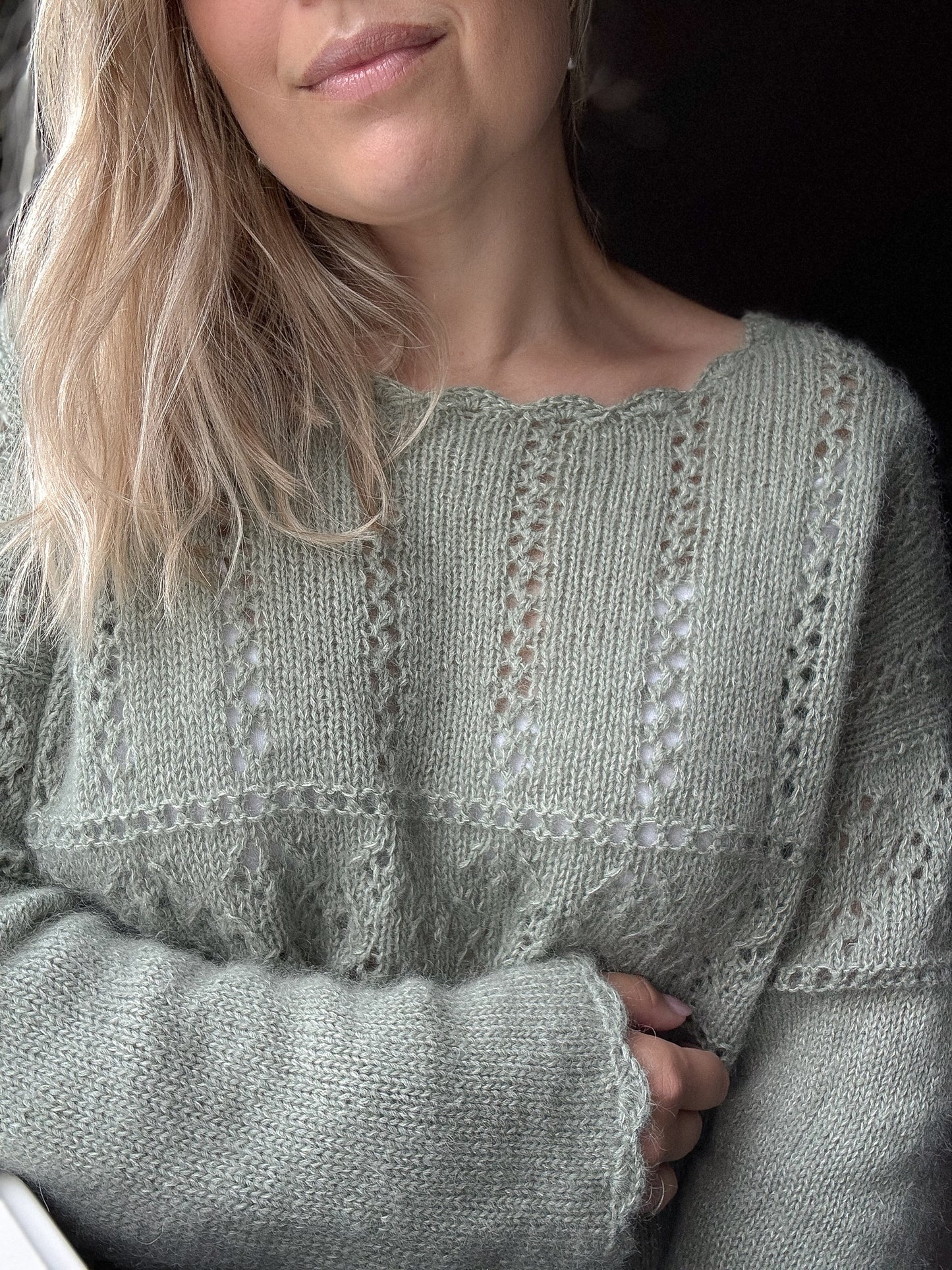 Eldora Sweater – Feminin strikk med blonder og heklekant