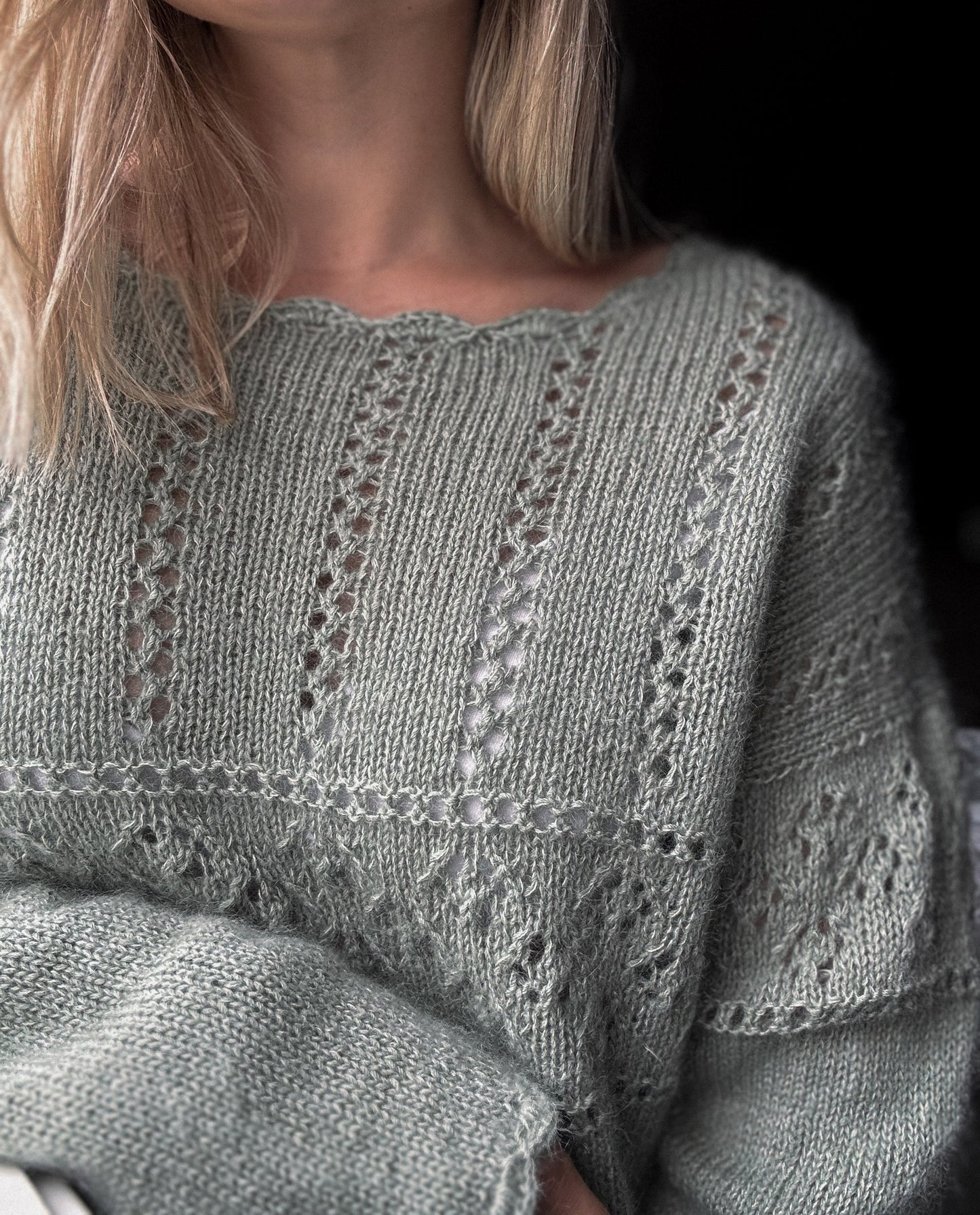 Eldora Sweater – Feminin strikk med blonder og heklekant