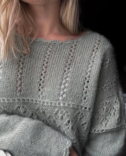 Eldora Sweater – Feminin strikk med blonder og heklekant