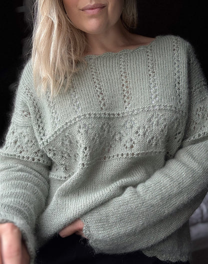 Eldora Sweater – Feminin strikk med blonder og heklekant