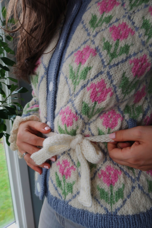 Renate Jakken – romantisk og naturinspirert jakke med blomster
