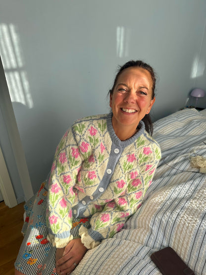 Renate Jakken – romantisk og naturinspirert jakke med blomster