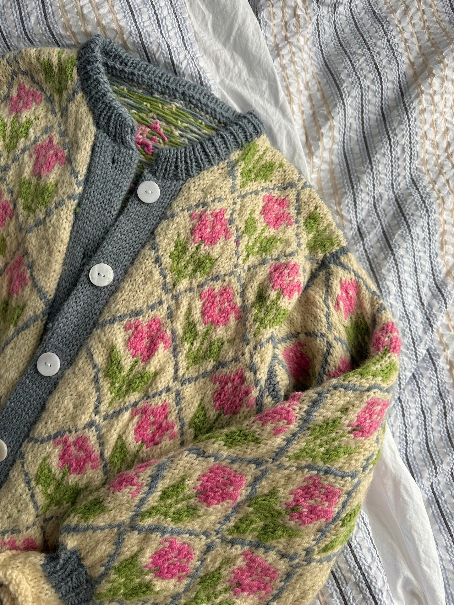 Renate Jakken – romantisk og naturinspirert jakke med blomster