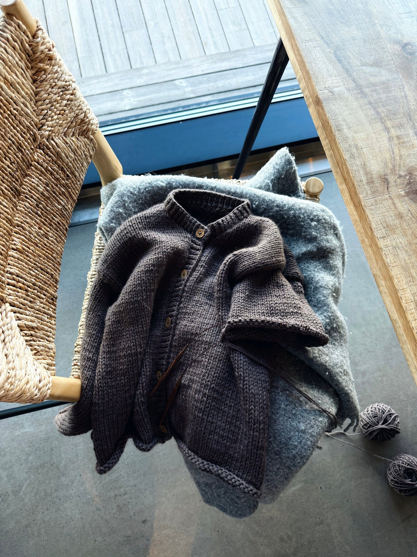 Elara – Oppskrift på luksuriøs cardigan i merinoull og kamelhår
