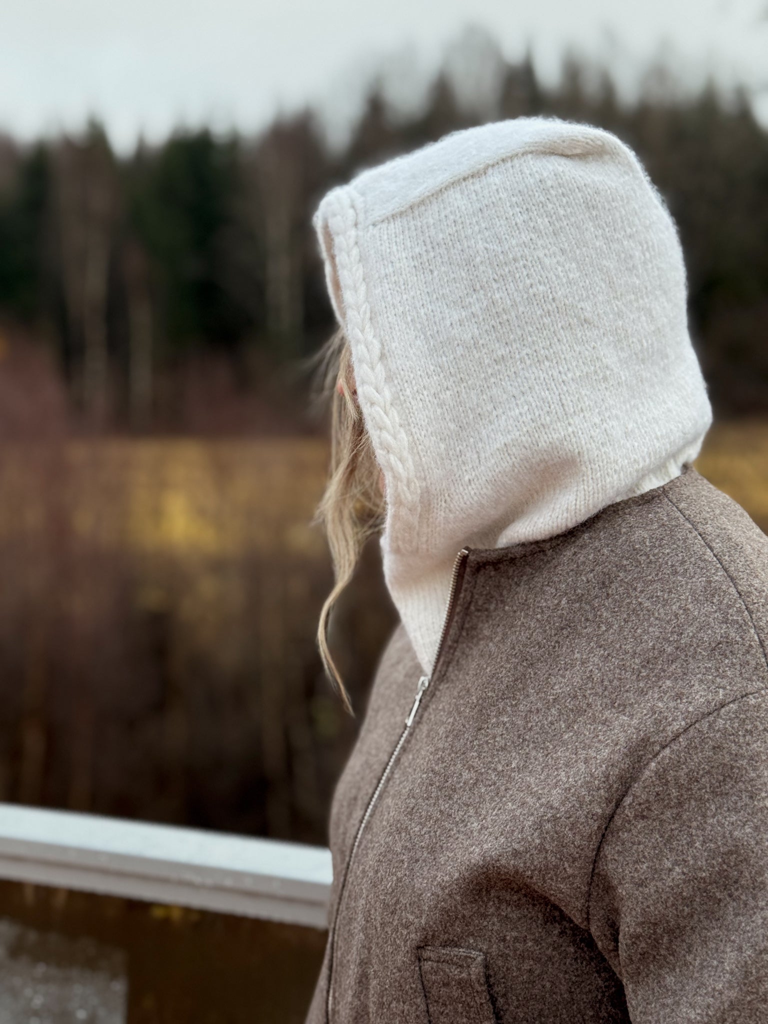 Yara-balaclava – Myk og feminin balaklava med dekorativ flettekant