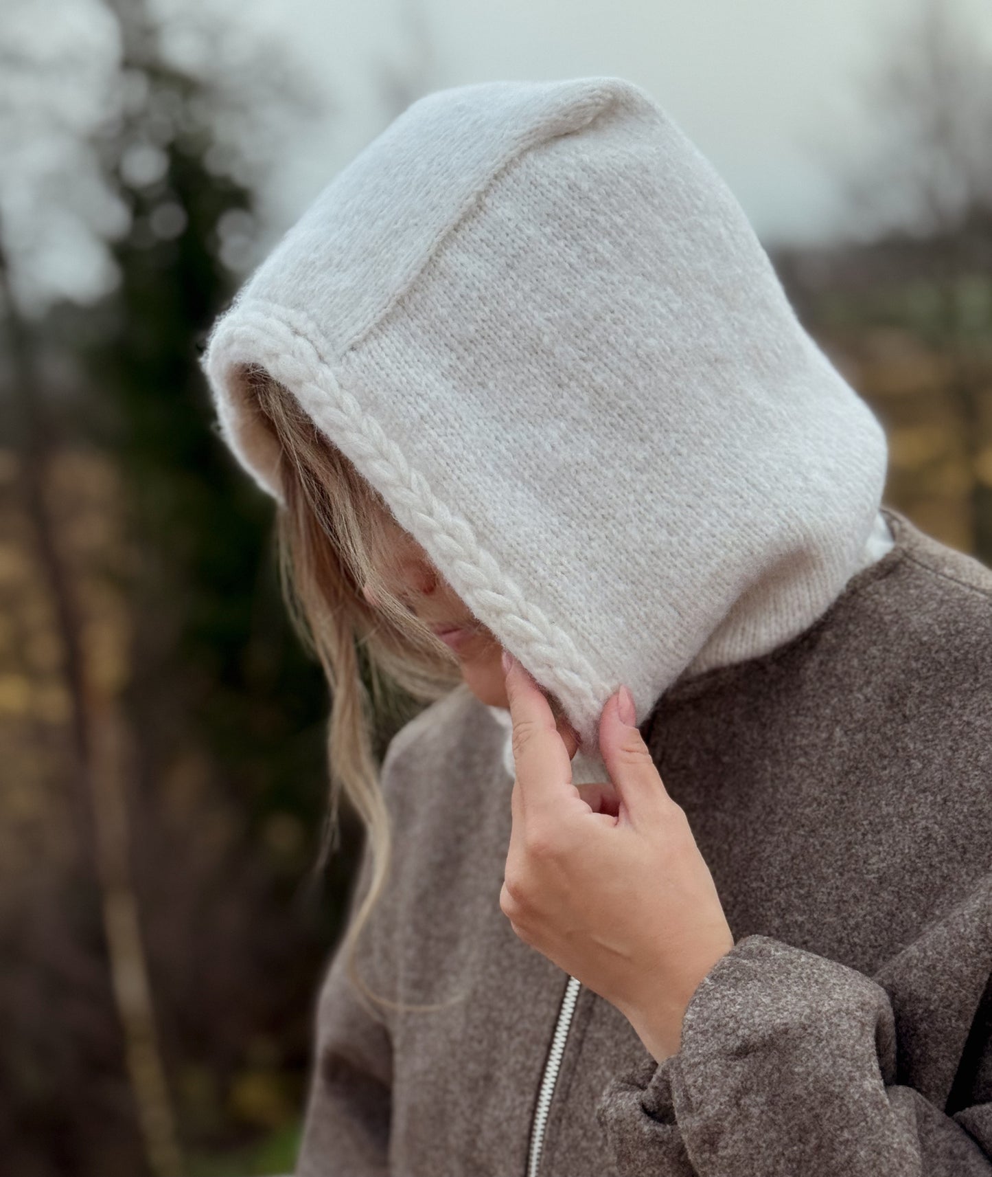 Yara-balaclava – Myk og feminin balaklava med dekorativ flettekant