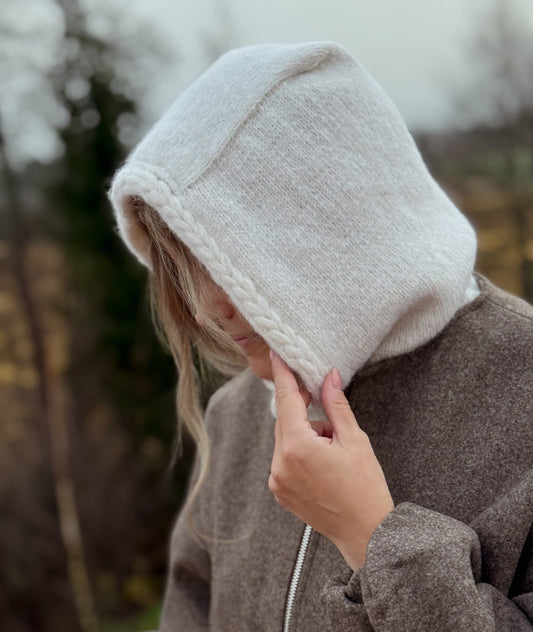 Yara-balaclava – Myk og feminin balaklava med dekorativ flettekant