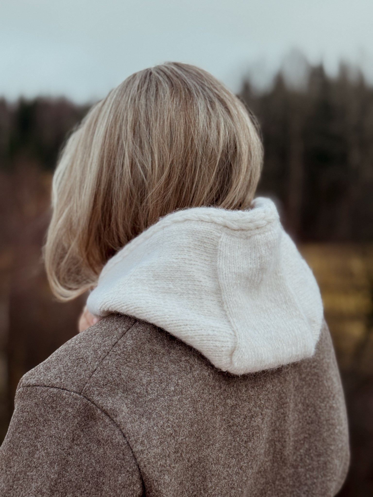 Yara-balaclava – Myk og feminin balaklava med dekorativ flettekant