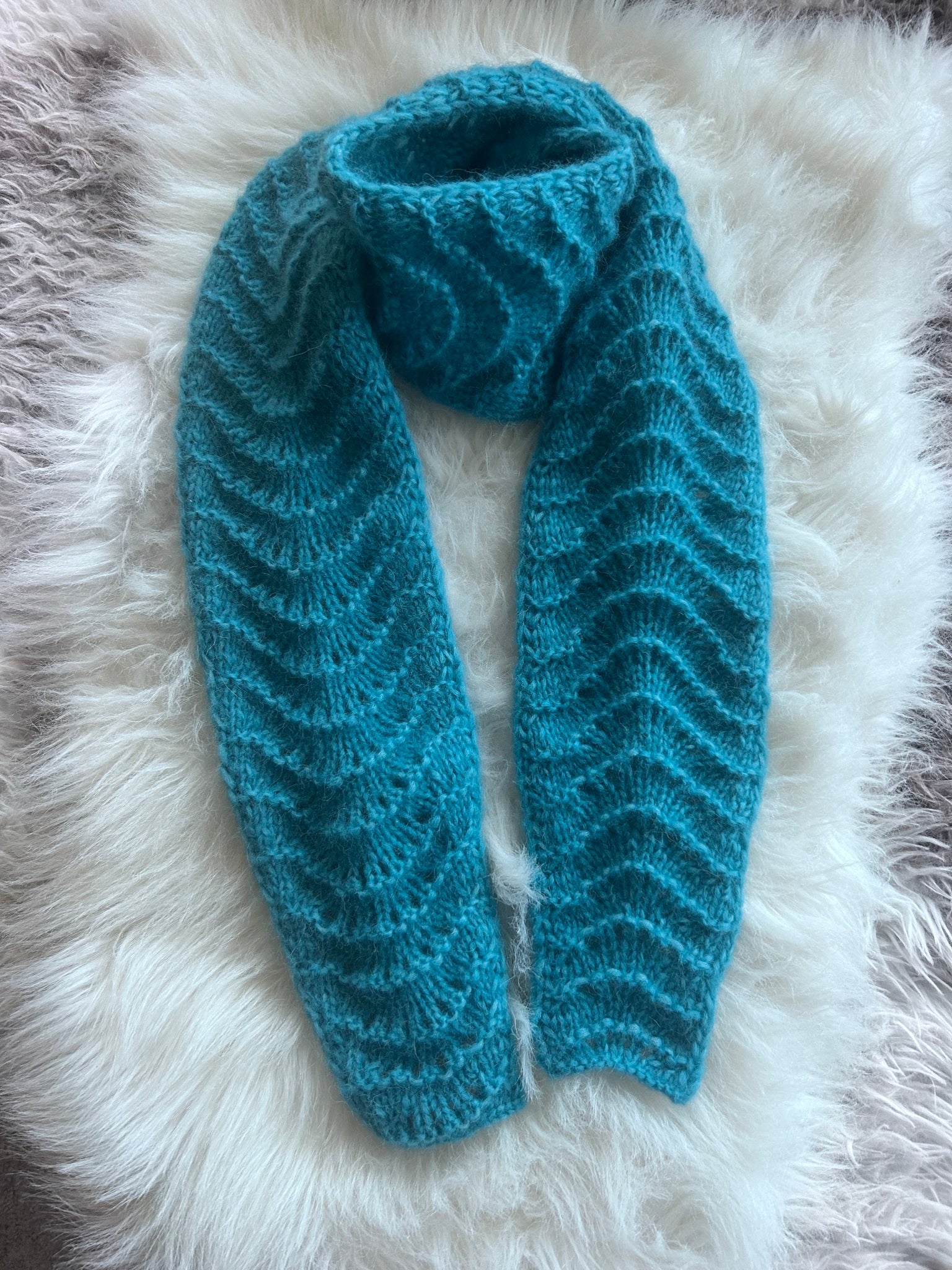Lavinia Scarf – Elegant skjerf i luftig strukturstrikk