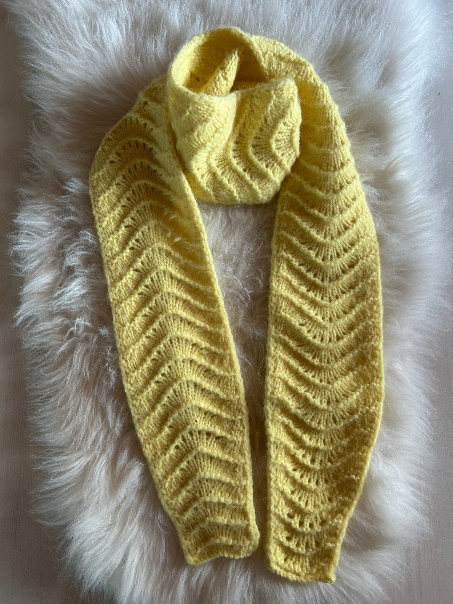 Lavinia Scarf – Elegant skjerf i luftig strukturstrikk