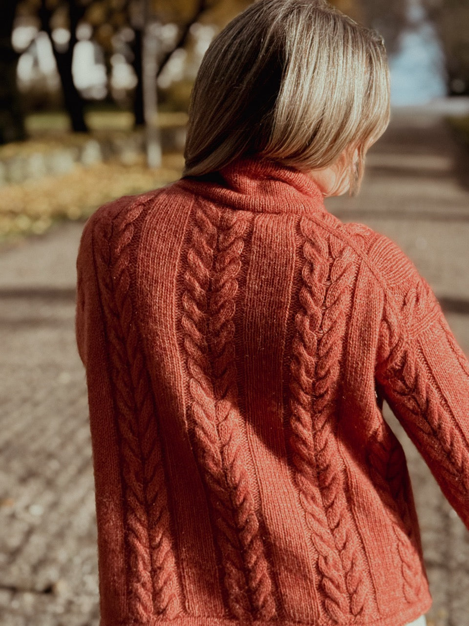 Autumn Zipsweater – Tidløs genser med glidelås og flettestruktur