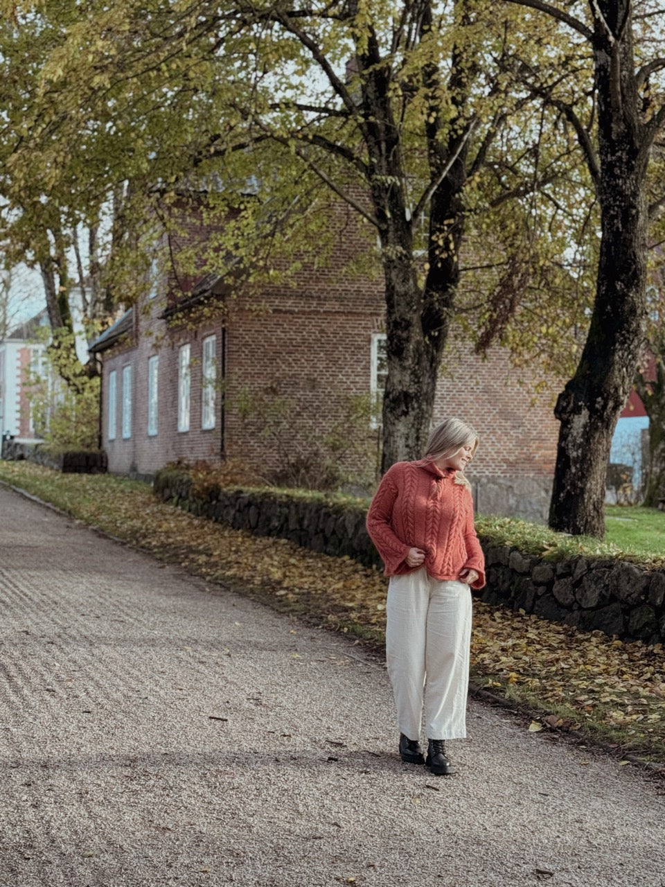 Autumn Zipsweater – Tidløs genser med glidelås og flettestruktur