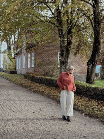 Autumn Zipsweater – Tidløs genser med glidelås og flettestruktur