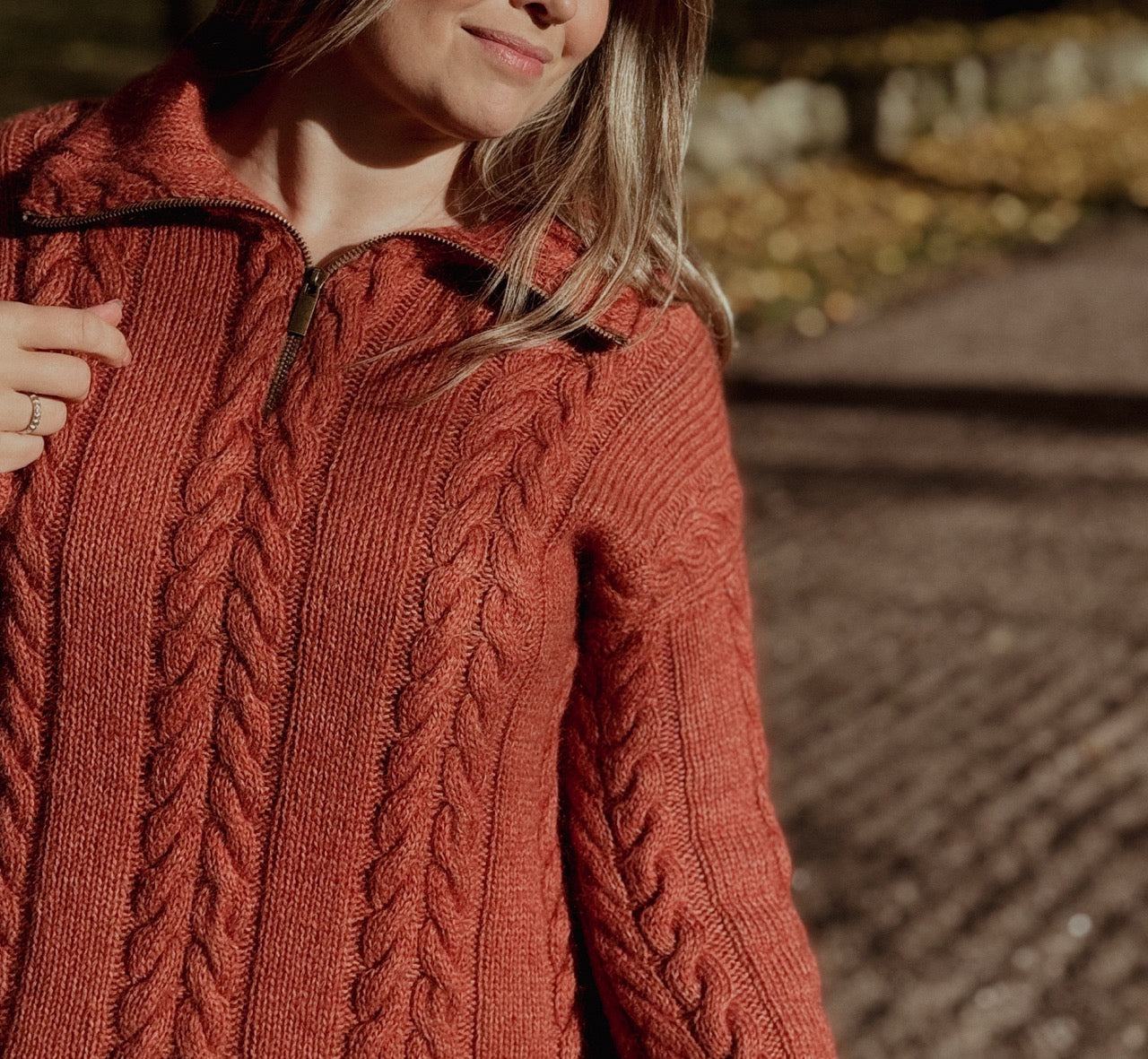 Autumn Zipsweater – Tidløs genser med glidelås og flettestruktur