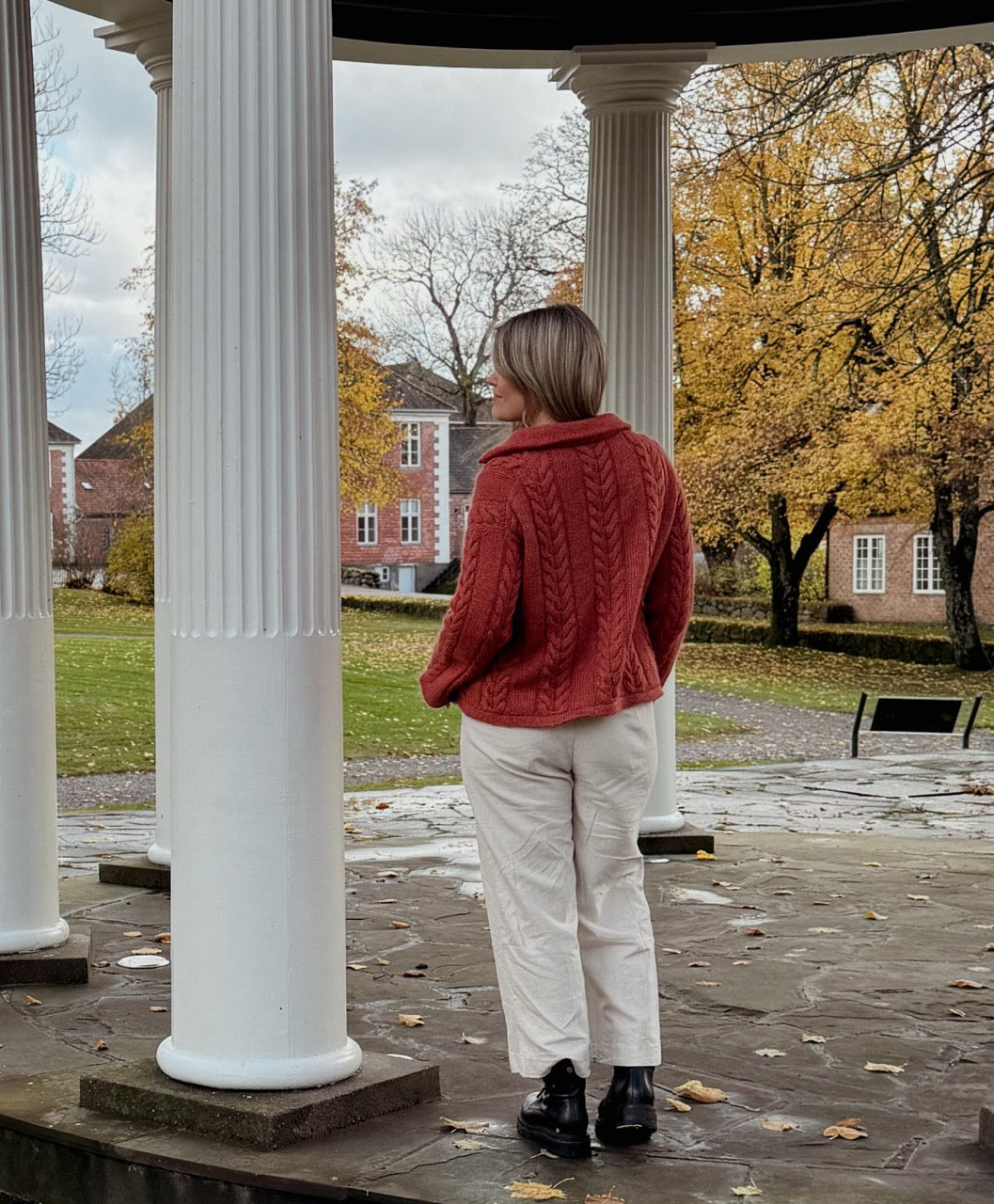 Autumn Zipsweater – Tidløs genser med glidelås og flettestruktur
