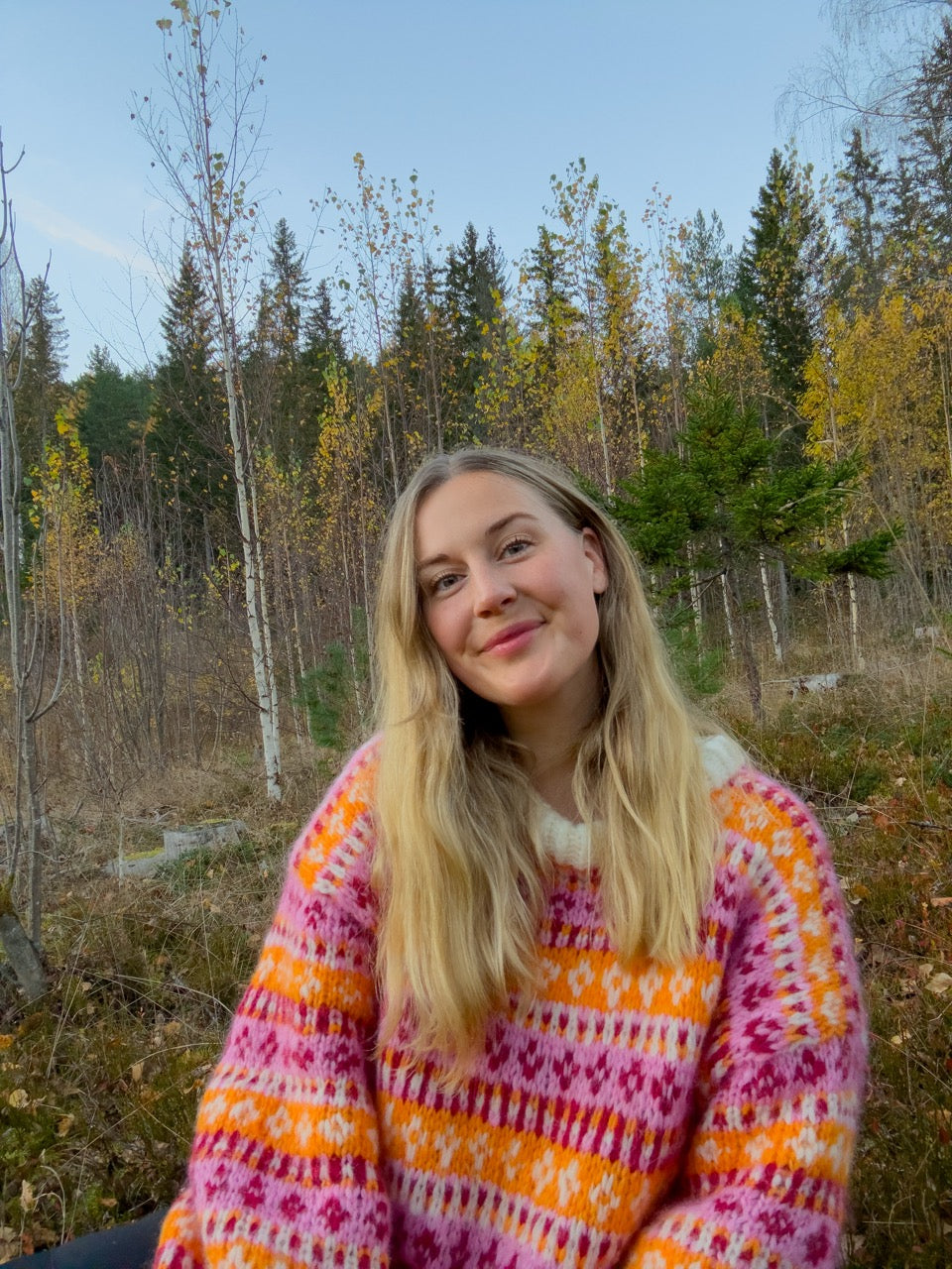 Flora-genser – Fargerik og romslig genser med tradisjonelt preg