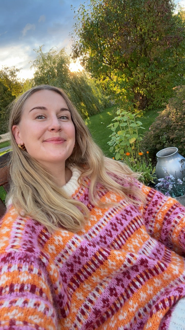 Flora-genser – Fargerik og romslig genser med tradisjonelt preg