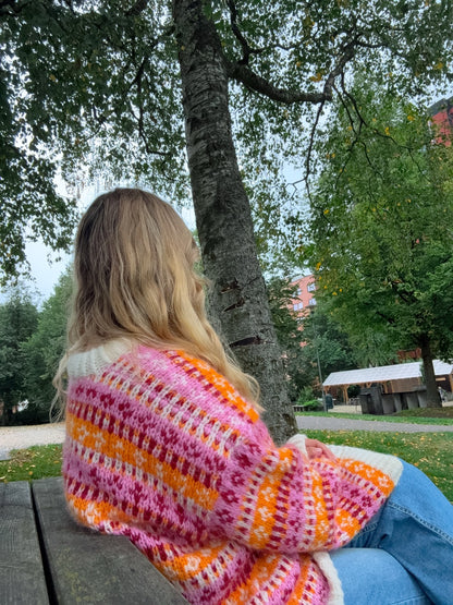 Flora-genser – Fargerik og romslig genser med tradisjonelt preg