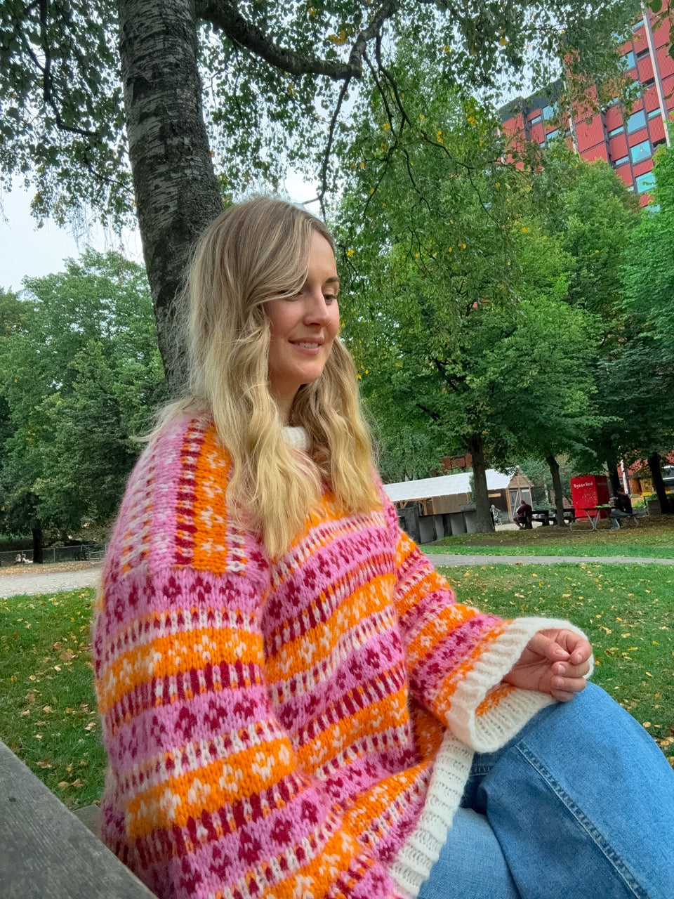 Flora-genser – Fargerik og romslig genser med tradisjonelt preg
