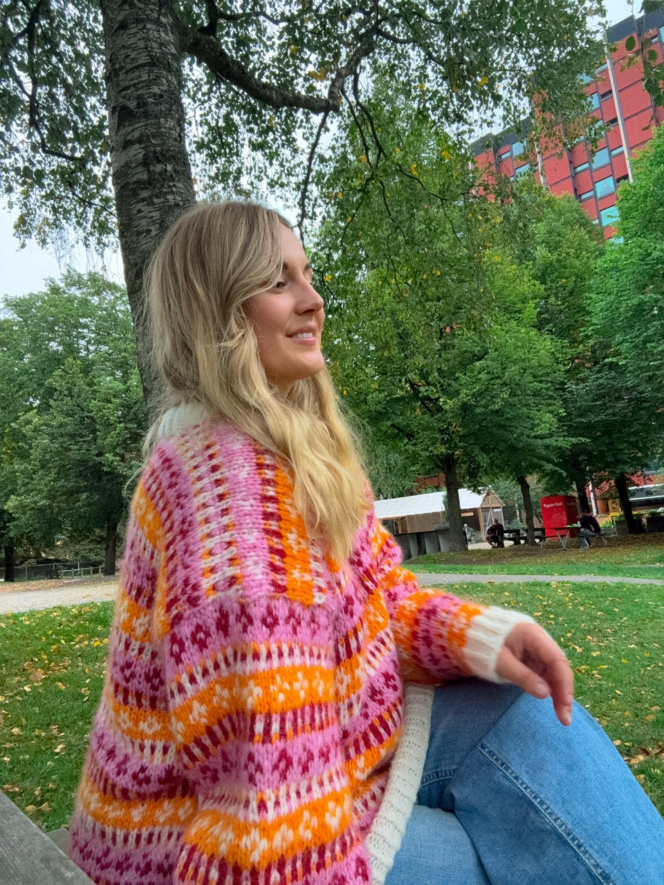 Flora-genser – Fargerik og romslig genser med tradisjonelt preg
