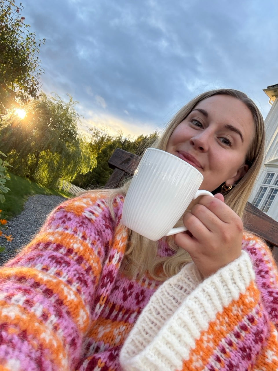 Flora-genser – Fargerik og romslig genser med tradisjonelt preg