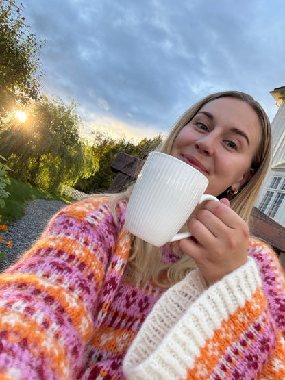 Flora-genser – Fargerik og romslig genser med tradisjonelt preg