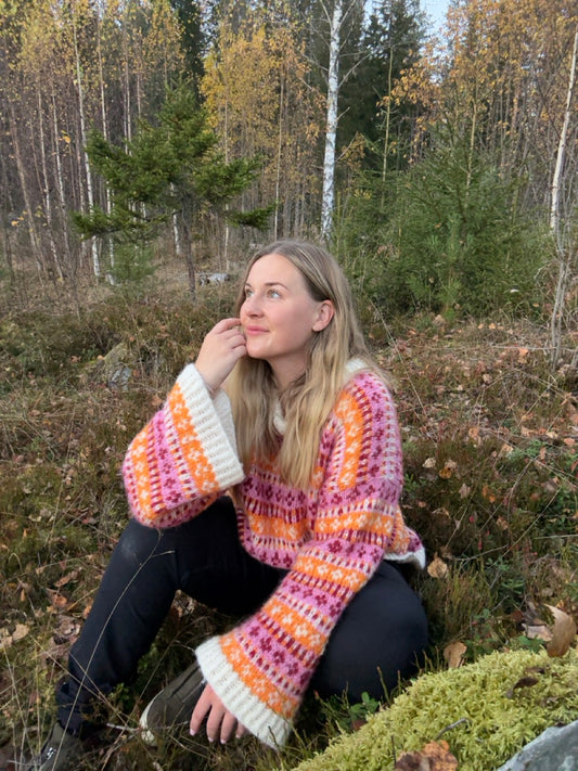 Flora-genser – Fargerik og romslig genser med tradisjonelt preg