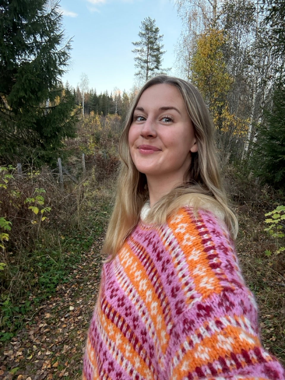 Flora-genser – Fargerik og romslig genser med tradisjonelt preg