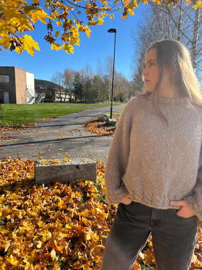 Lorelai sweater – myk oversized genser med flettedetalje