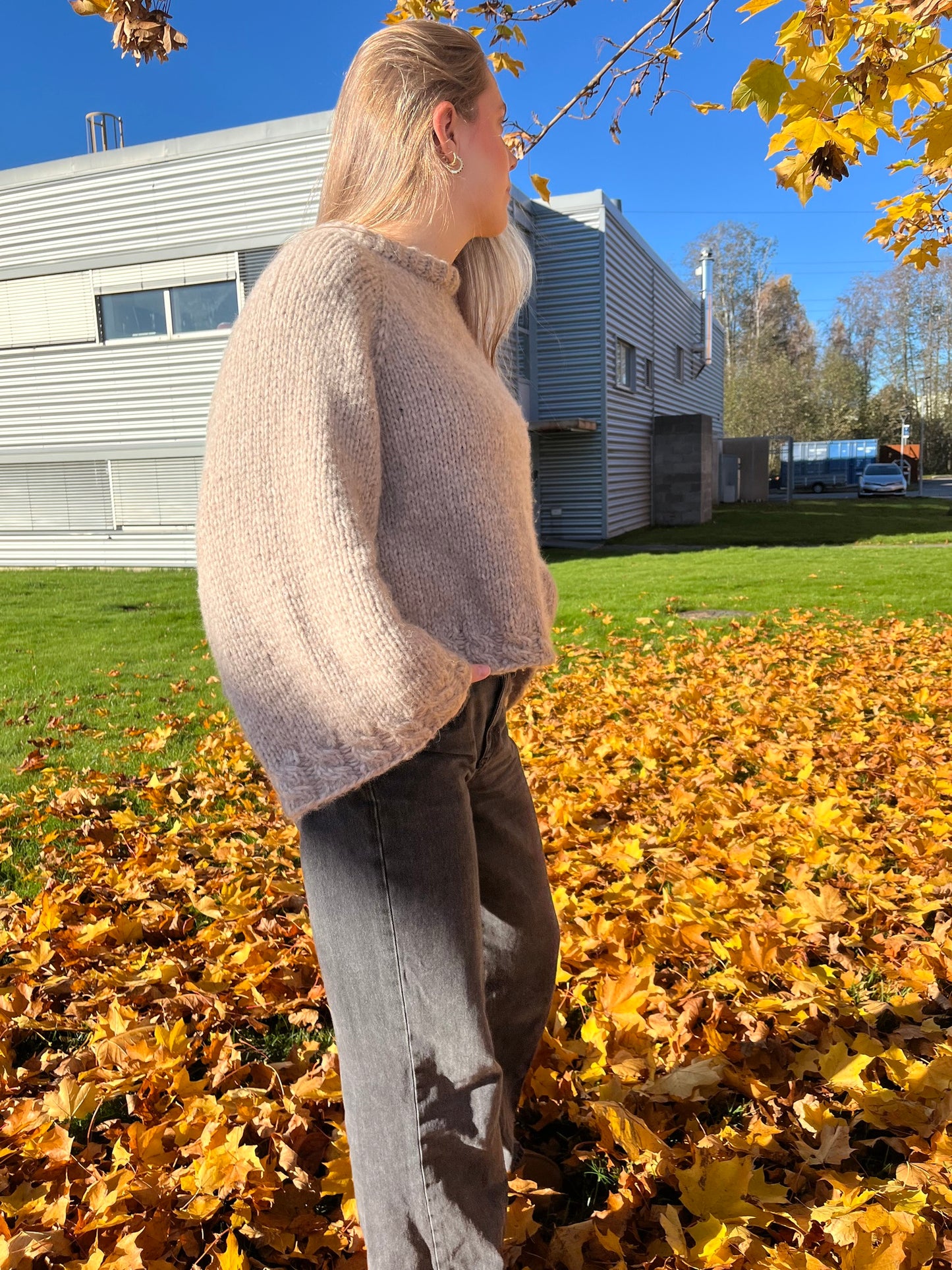Lorelai sweater – myk oversized genser med flettedetalje