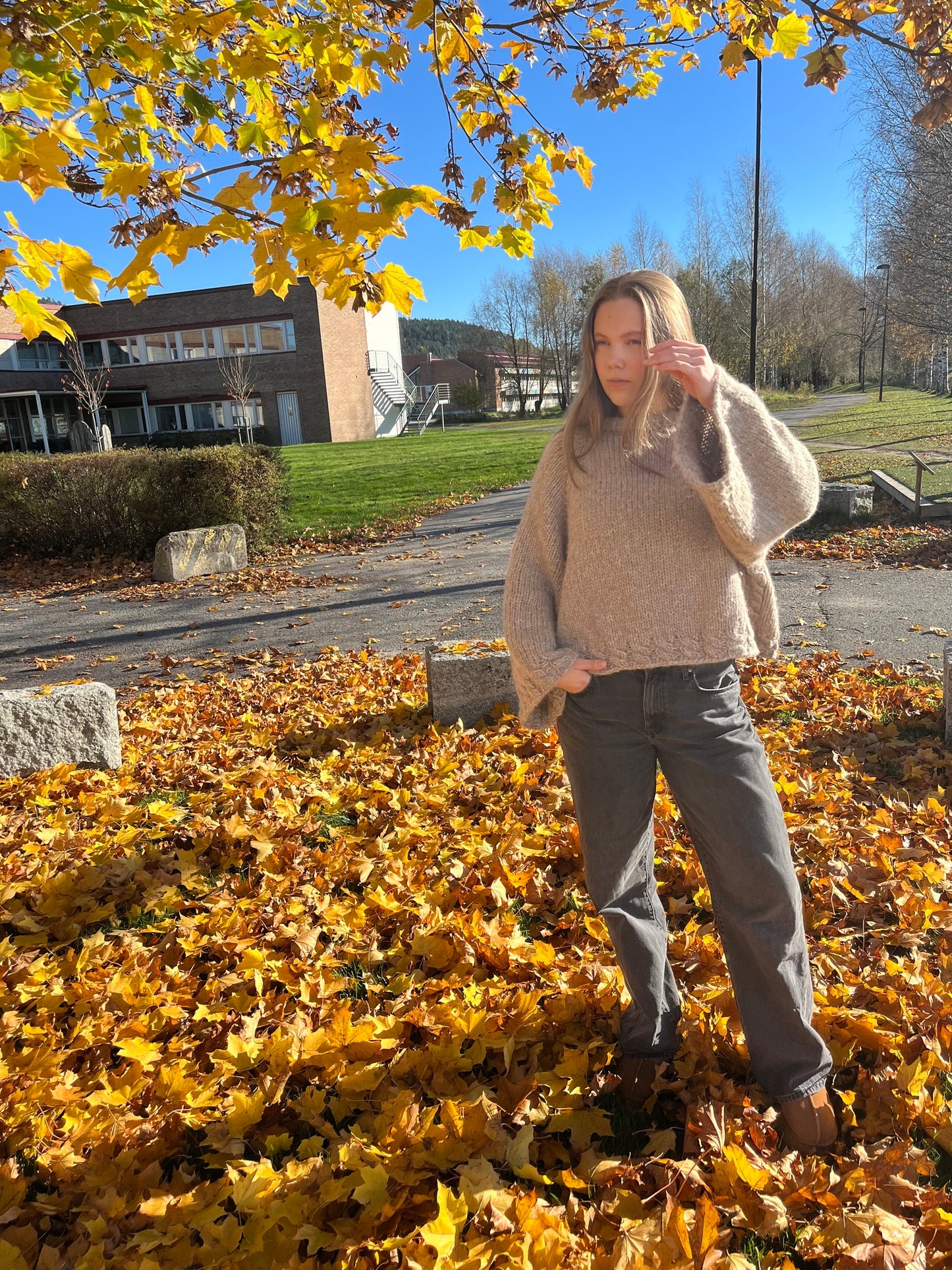 Lorelai sweater – myk oversized genser med flettedetalje