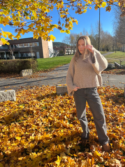 Lorelai sweater – myk oversized genser med flettedetalje