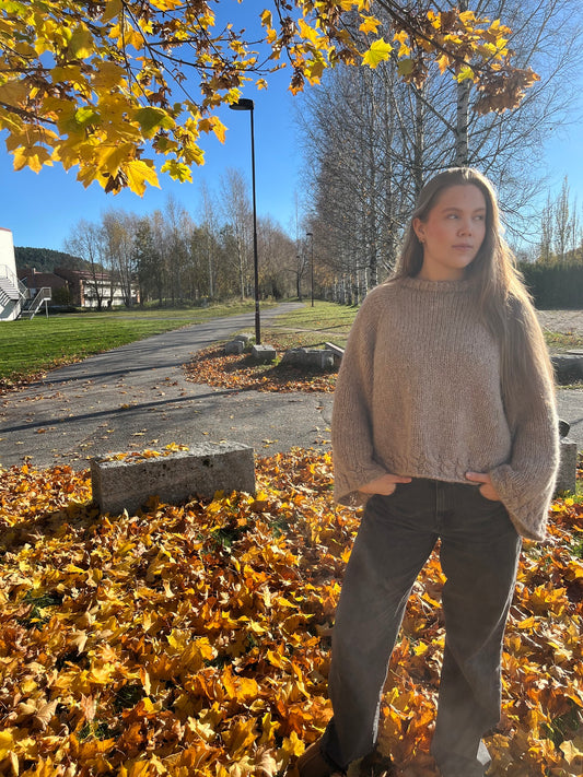 Lorelai sweater – myk oversized genser med flettedetalje
