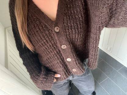Oaklyn Cardigan – strukturstrikket cardigan med dobbel knappestolpe