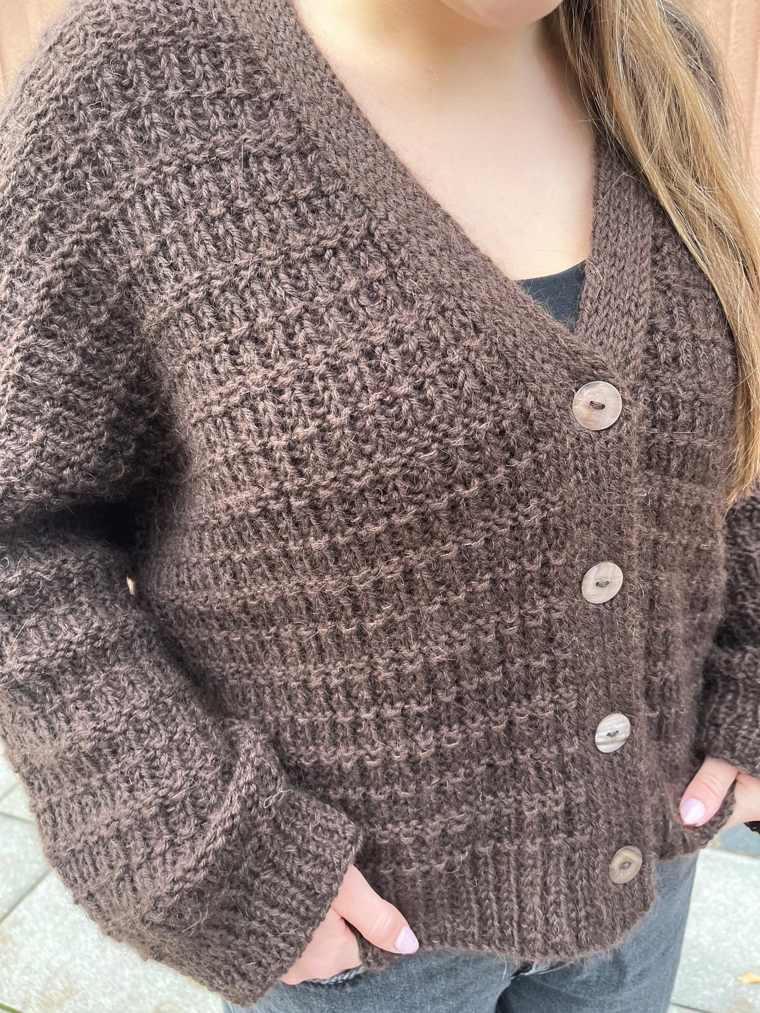 Oaklyn Cardigan – strukturstrikket cardigan med dobbel knappestolpe