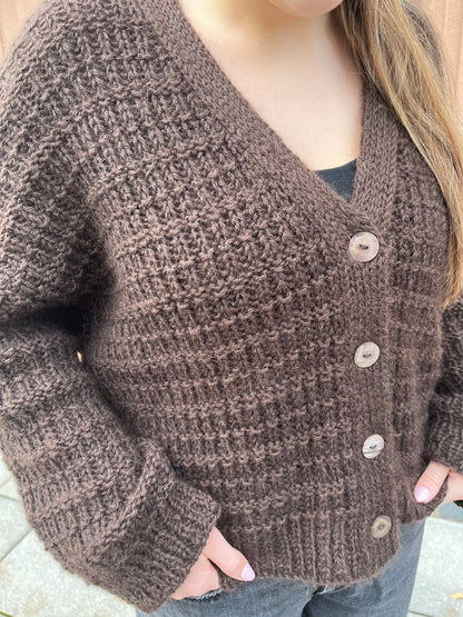 Oaklyn Cardigan – strukturstrikket cardigan med dobbel knappestolpe