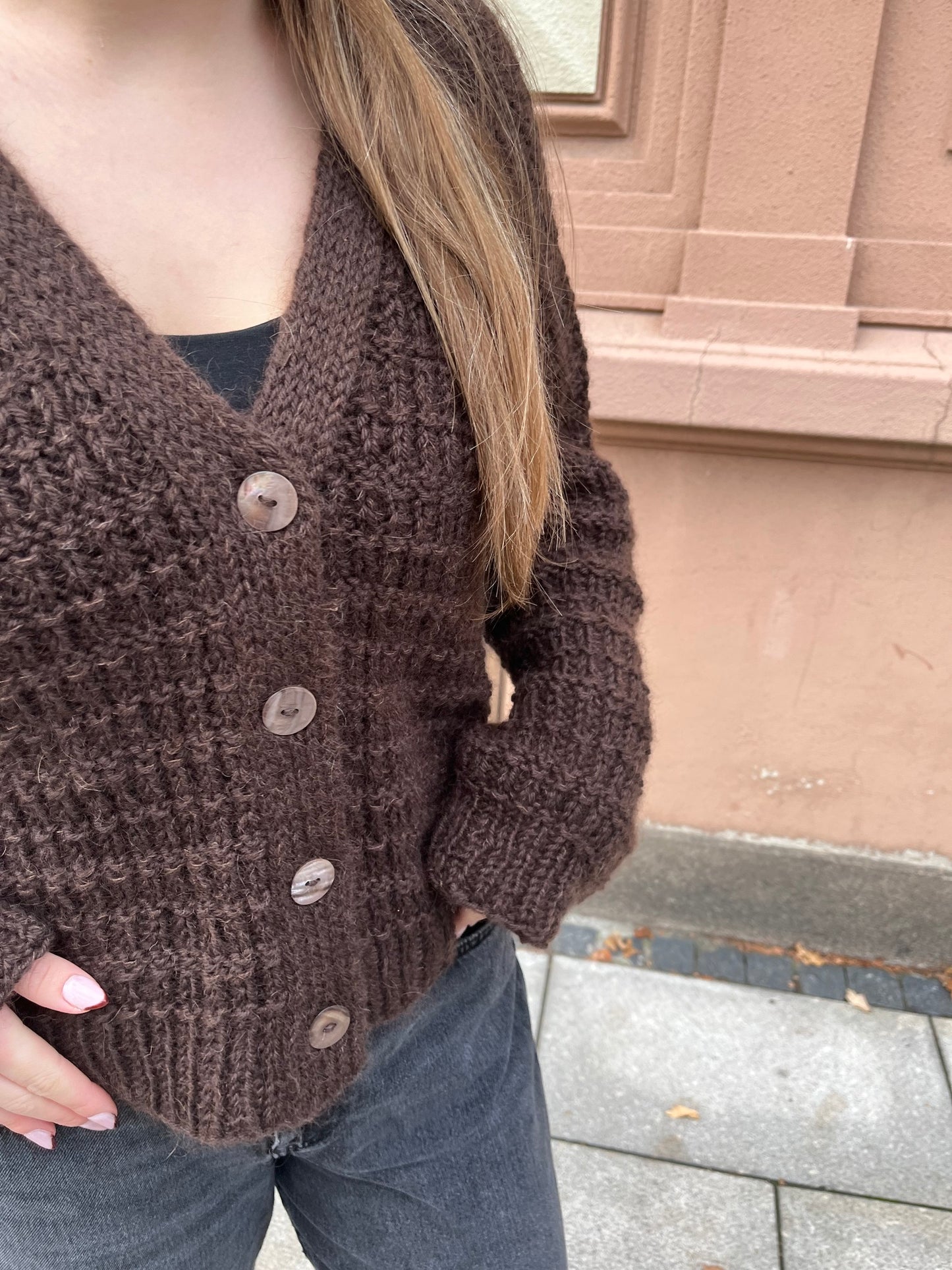 Oaklyn Cardigan – strukturstrikket cardigan med dobbel knappestolpe