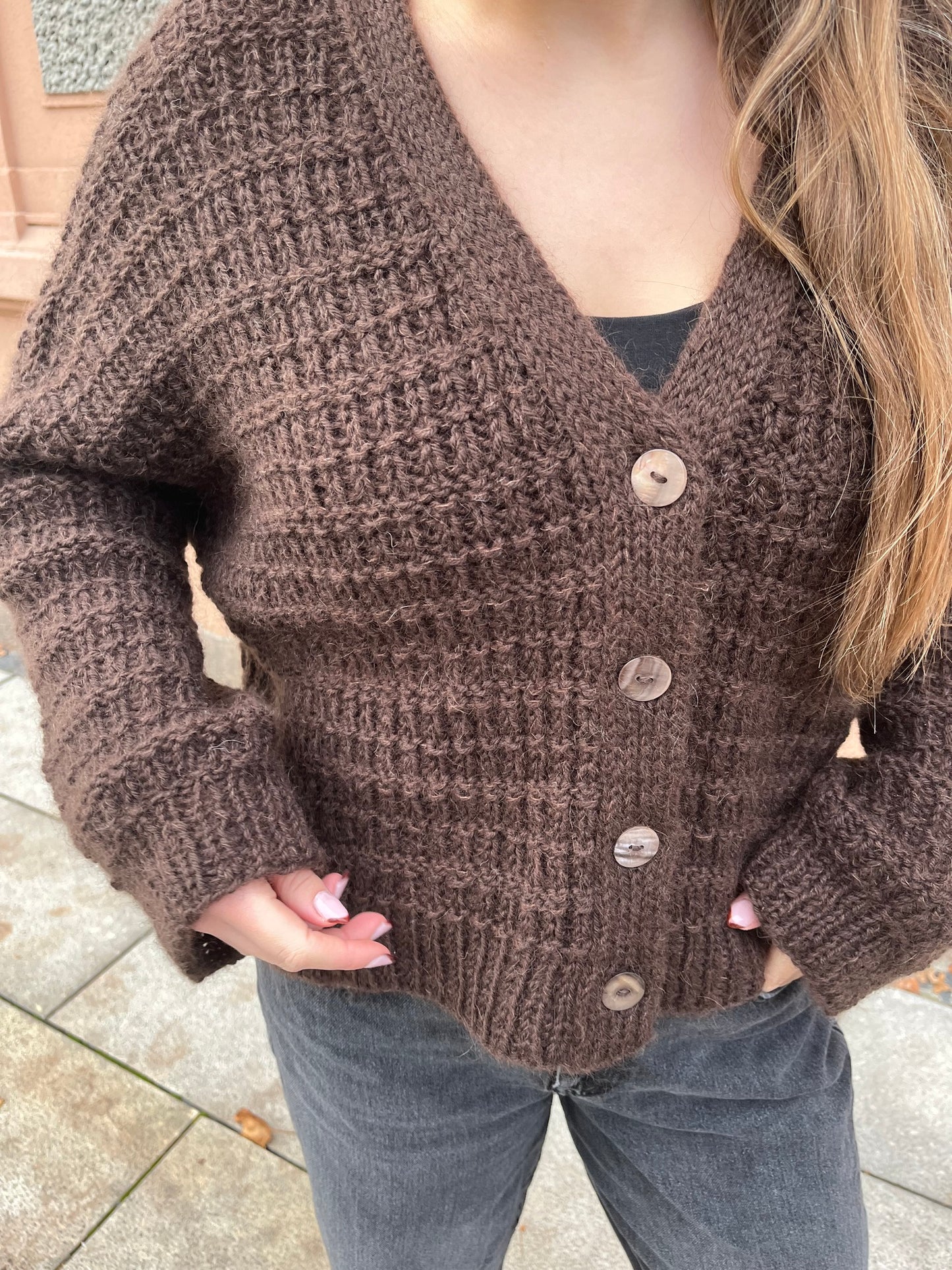 Oaklyn Cardigan – strukturstrikket cardigan med dobbel knappestolpe