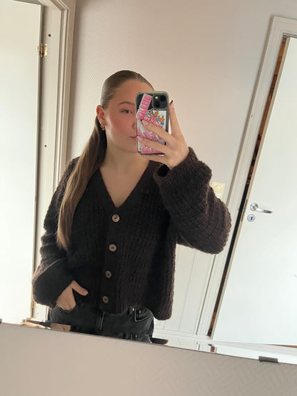 Oaklyn Cardigan – strukturstrikket cardigan med dobbel knappestolpe
