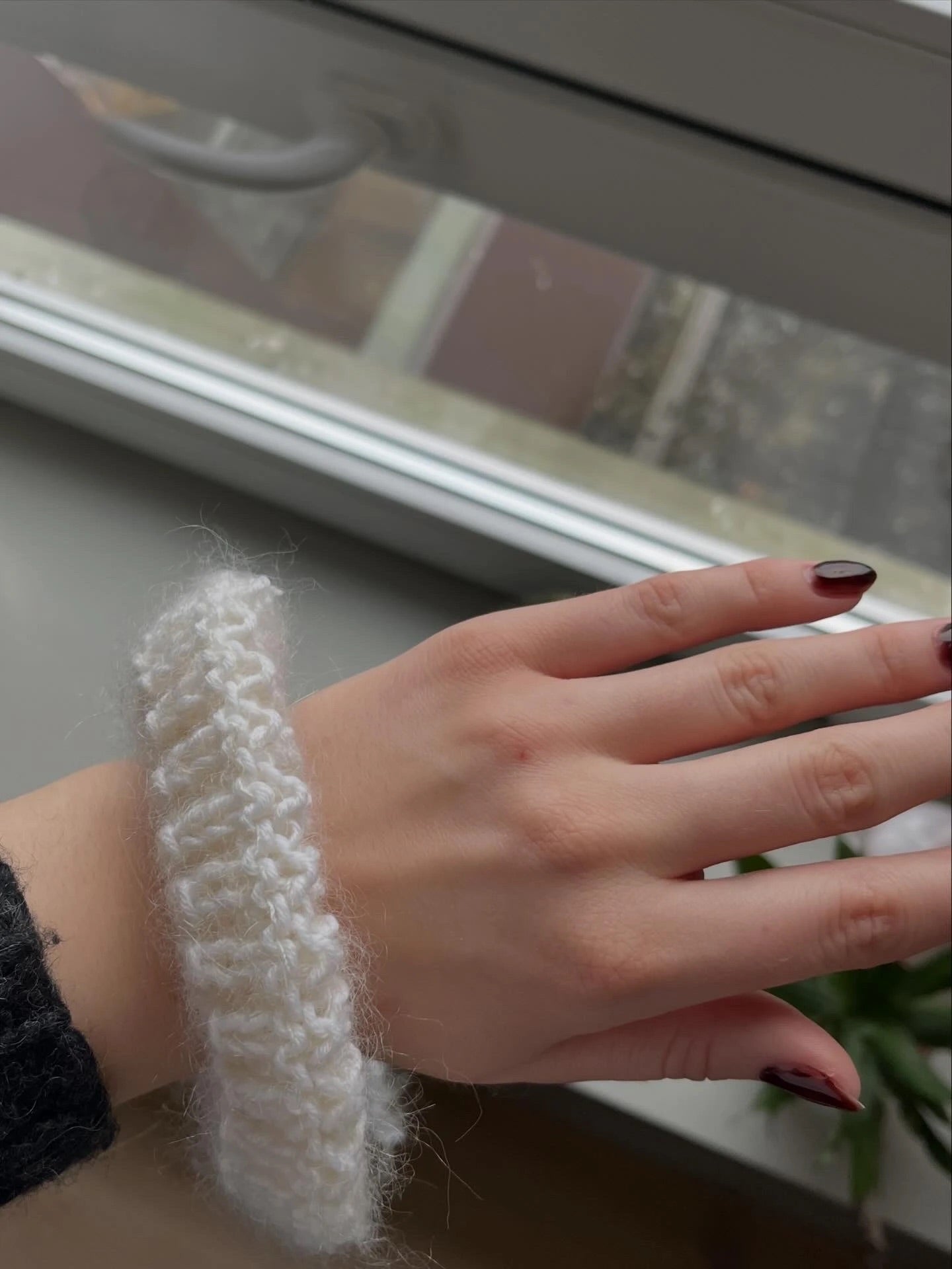 Oaklyn Hairtie – strukturstrikket hårstrikk i ull og mohair