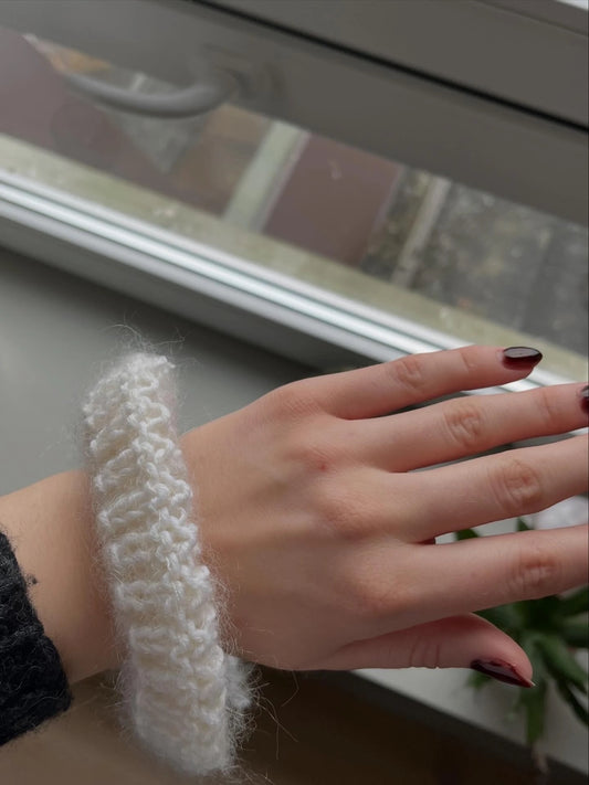 Oaklyn Hairtie – strukturstrikket hårstrikk i ull og mohair