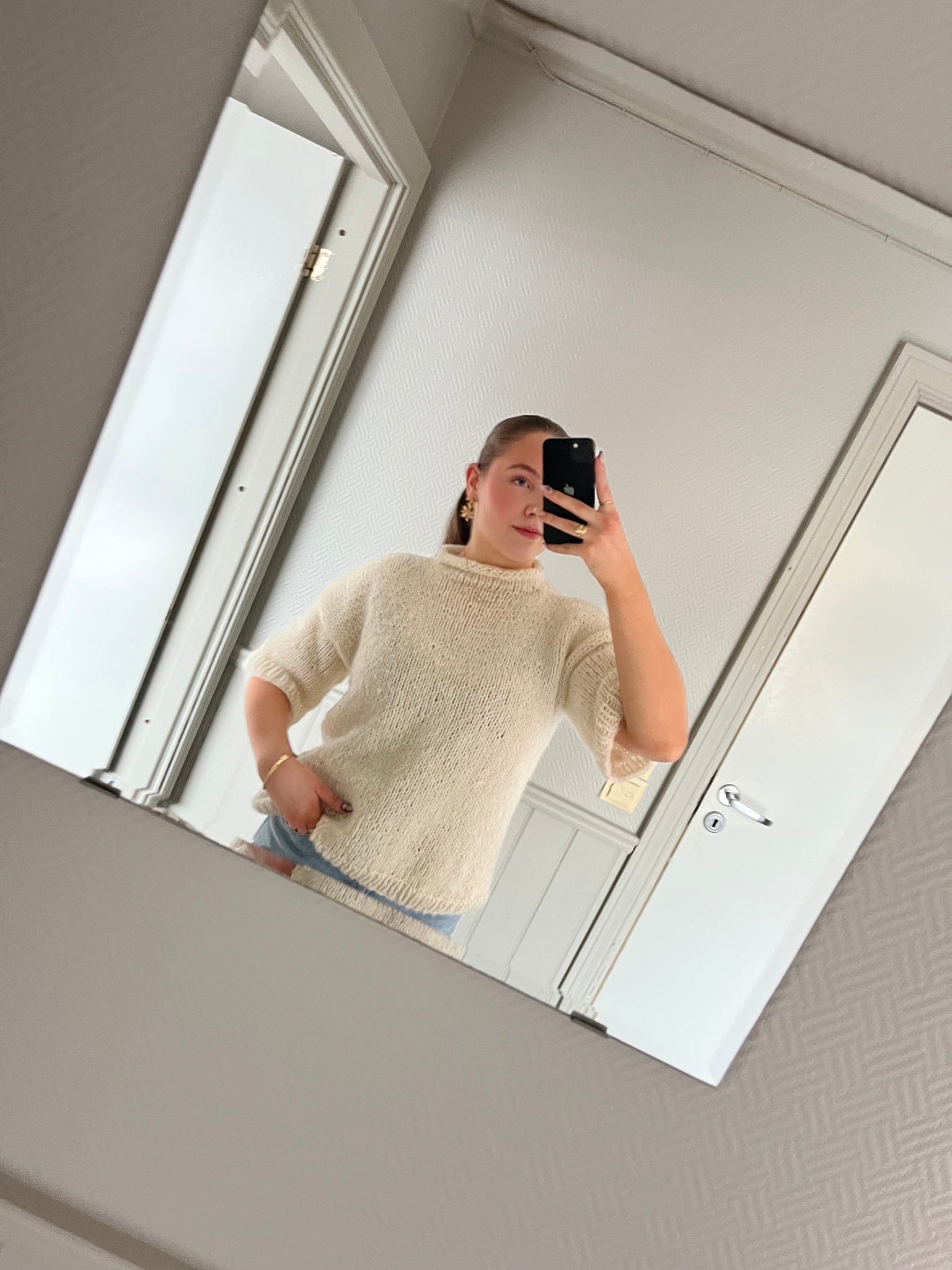 Velia Tee – Nybegynnervennlig strikket topp på tykke pinner