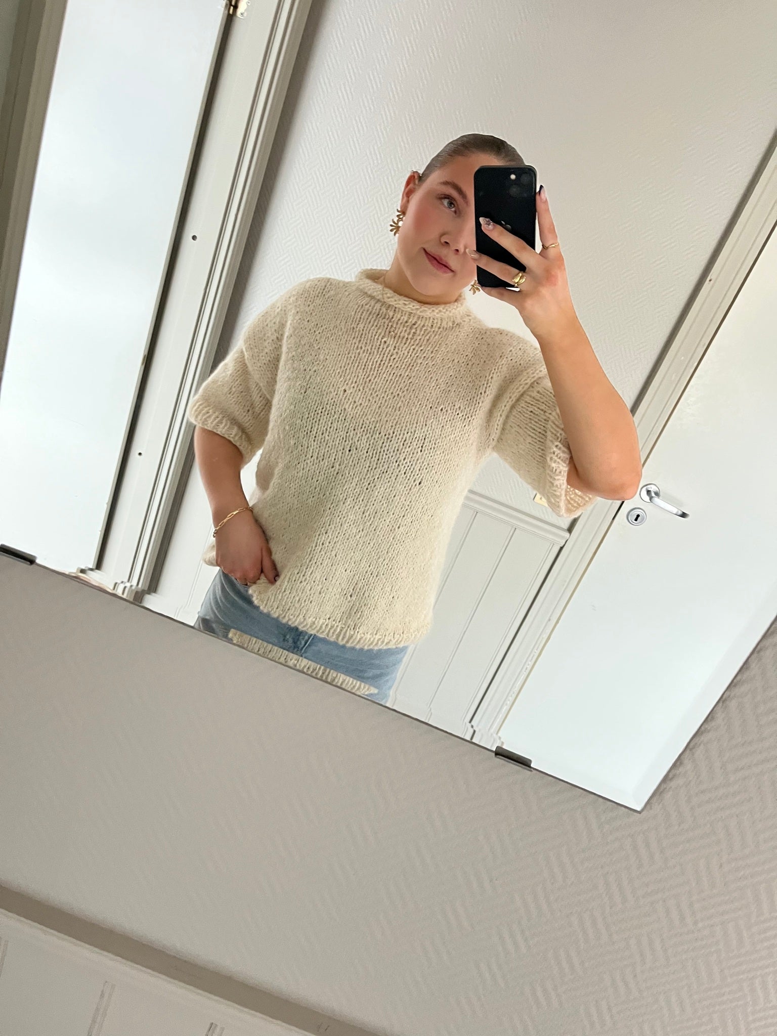 Velia Tee – Nybegynnervennlig strikket topp på tykke pinner