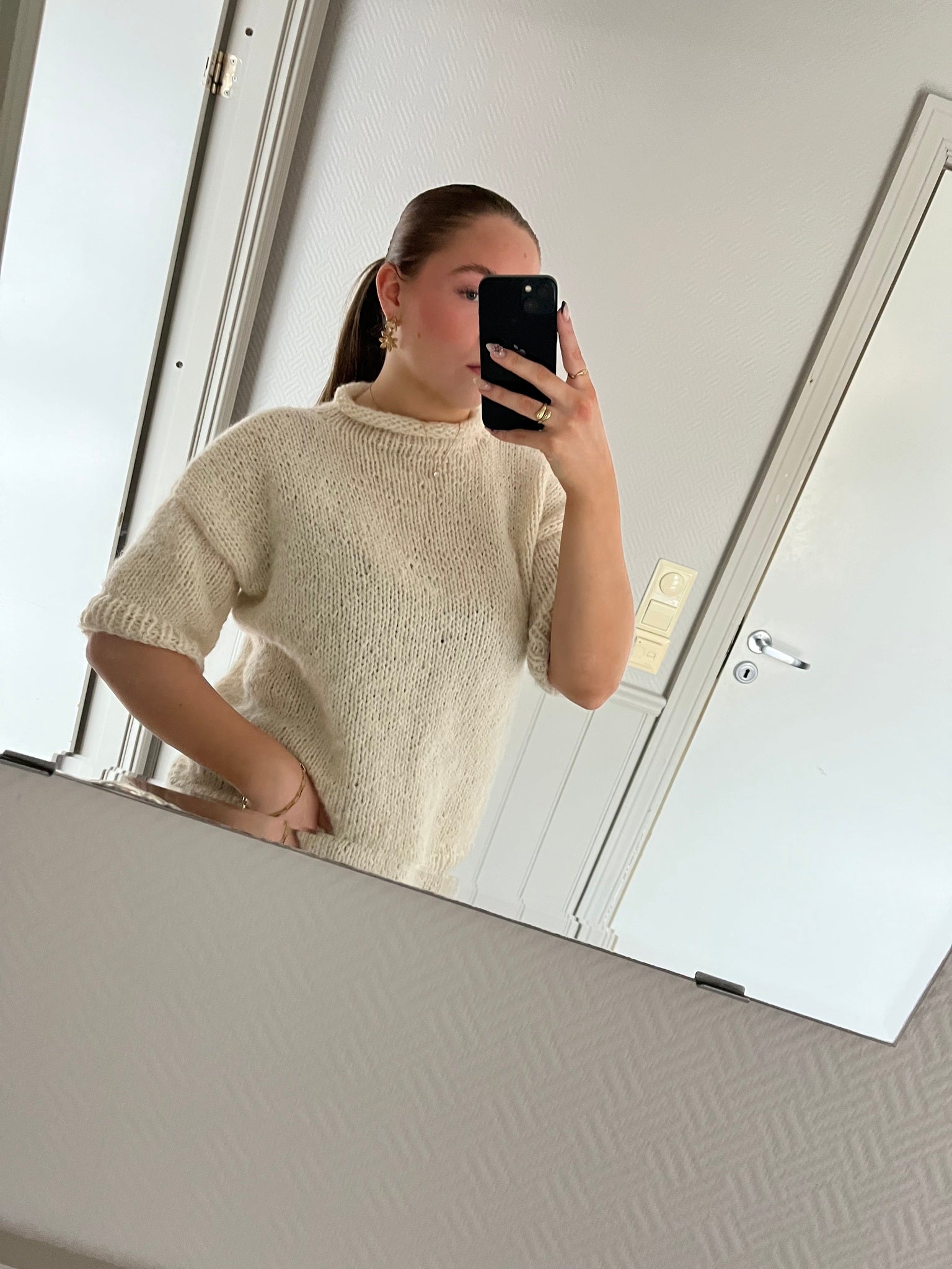 Velia Tee – Nybegynnervennlig strikket topp på tykke pinner